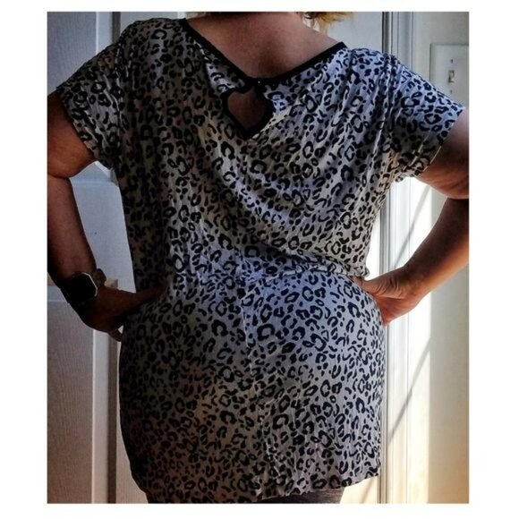 Torrid Shirt Top T Tee Animal Leopard Print SHORT SLEEVE Women's WOMAN'S Size 3 - Picture 3 of 13